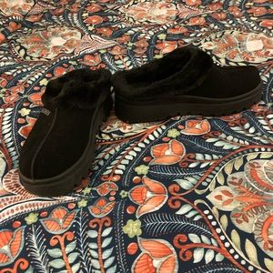 EUC Sketchers size 10 black suede fur lined clogs